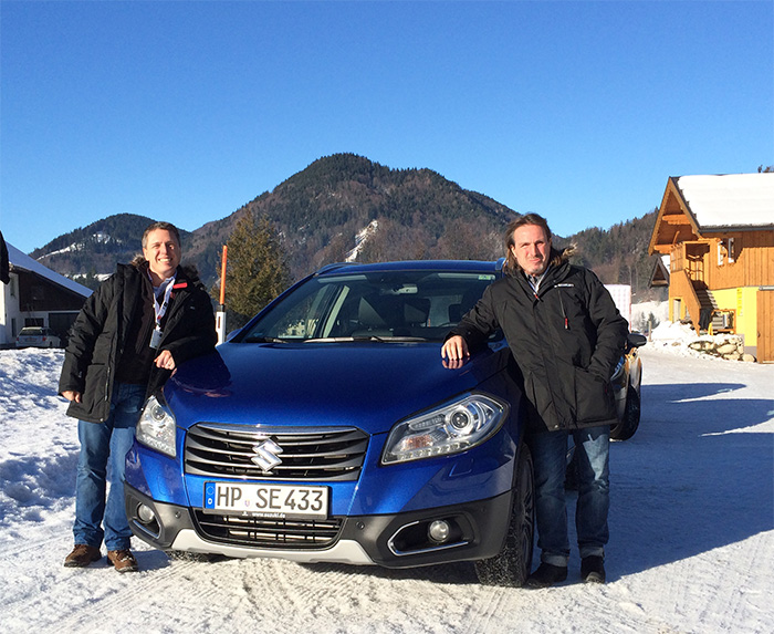 Suzuki in den Bergen mit Schnee mit Nils und Jörn Bergmann