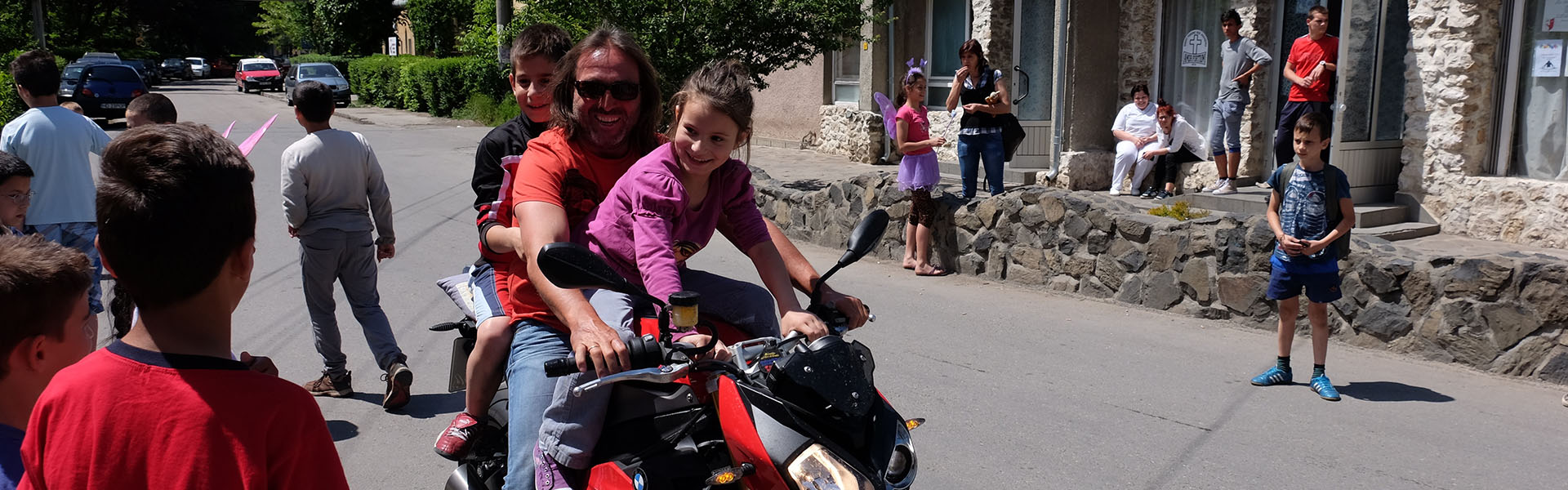 Durch unsere Liebe zum Motorrad sind wir deshalb stolz darauf schon seit Jahren ein Kinderheim in Rumänien unterstützen zu können.