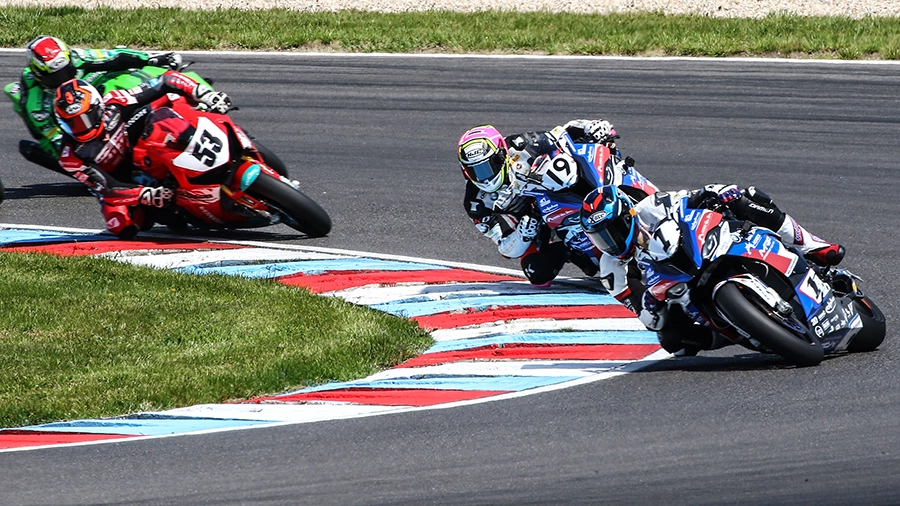 9. - 11. Mai 2025 IDM Oschersleben Erlebe die IDM – Internationale Deutsche Motorradmeisterschaft! Die IDM ist das Highlight für Motorrad-Enthusiasten. Hier treffen sich die besten Fahrer der Nation, um in packenden Rennen ihr Können unter Beweis zu stellen. Freu dich auf spannende Wettkämpfe, bei denen die neuesten Motorräder und Technologien