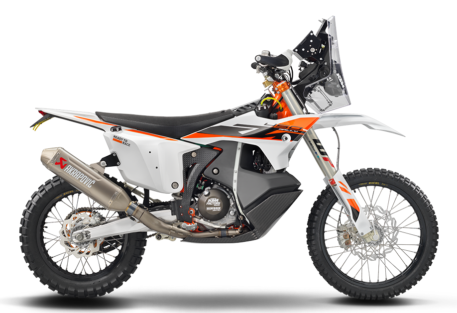 Wir können es mit Stolz sagen: Die KTM 450 RALLY REPLICA ist das erfolgreichste Bike, das jemals bei der Rallye Dakar angetreten ist. Sie hat nicht nur in den Händen erfahrener Profis das oberste Treppchen erklommen, sondern auch beeindruckende Siege mit Privatfahrern hingelegt. Mit 11 von 20 Dakar-Siegen für KTM und 245 Etappensiegen ist die KTM 450 RALLY REPLICA das Serienmotorrad, das einem Factory-Rennbike am nächsten kommt. Dieses Motorrad wird in Österreich designt, entwickelt und produziert.