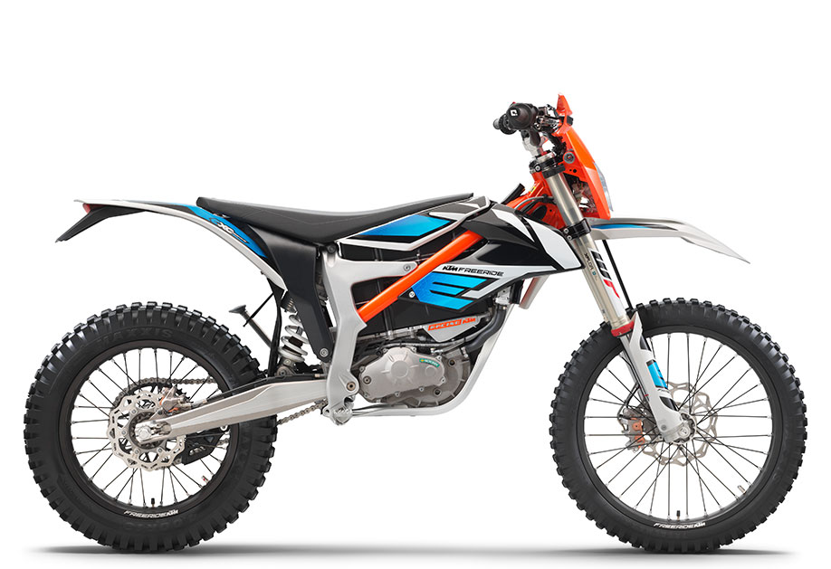 ENDLESS POSSIBILITIES Die KTM FREERIDE E-XC gehört zur neuesten Generation elektrischer Motorräder von KTM. Mit ihrem bürstenlosen 18-kW-Synchronmotor in einem modernen FREERIDE-Fahrwerk mit WP XPLOR-Bauteilen vorn und hinten ist sie nicht nur extrem wendig und dynamisch, sondern bietet auch ausgezeichnete Offroad-Mobilität. Die KTM FREERIDE E-XC ist ein echter Allrounder für reinen Spaß auf jedem Terrain.