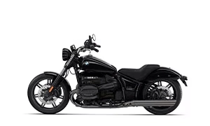 Zeitlose Schönheit: die BMW R 18. Eine Ikone, die sich immer wieder neu erfindet. Sie vereint Exklusivität mit puristischer Coolness. Klassisches Design trifft hier auf kompromisslose Modernität. Komfortable Ergonomie, High-End-Technik und wertige Verarbeitung definieren ihren Look und Dein Fahrerlebnis. Stil und Funktion in perfekter Harmonie. Mit einer R 18 belohnst Du Dich, und sie belohnt Dich mit dem einzigartigen Fahrgefühl des Big Boxers. Das ist mehr als Motorradfahren. Das ist: Cruising the BMW Motorrad Style.