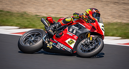 IDM in Most: Lukas Tulovic auf seiner Ducati Panigale V4 R der schnellste Fahrer im Feld