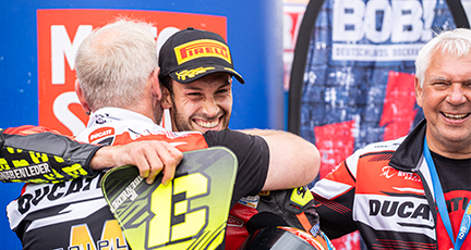 Lukas Tulovic fährt mit der Panigale V4 R zur Gesamtführung in der IDM