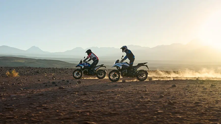 Zwei Motorradfahrer fahren mit BMW-Motorrädern auf einer Offroad-Strecke